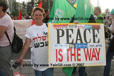 רינה לוי עם השלט peace is the way