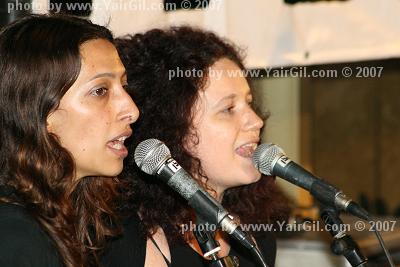 מימין - יאנה קנפובה וח'ולוד בדאווי, מנחות העצרת מול ספרית בית אריאלה, ליד מוזיאון תל אביב