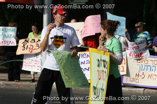 מורים ותלמידים מפגינים בחיפה, 2.11.2007: מהמסרים עולות טענות קשות נגד שרת החינוך תמיר שלא מתאמצת בצורה מספקת - ואינה מביאה את השביתה ל סיום