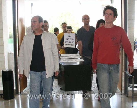 שחקני תיאטרון חיפה מפגינים עם ארון קבורה שחור 15.11.2007, חיפה