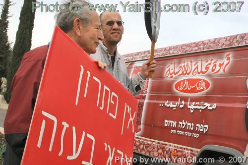 אין פתרון צבאי בעזה;  קולמן אלטמן ודני גרימבלט במשמרת נשים בשחור, חיפה 30.11.2007