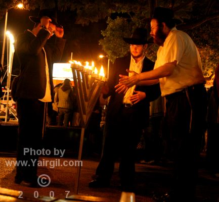 תמונה 5 - עומדים לכבות את נרות החנוכה במרכז זיו, נווה שאנן, חיפה 10.12.2007.