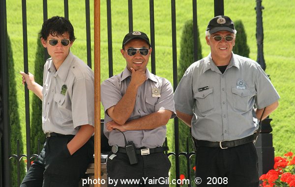 שומרי הגן הבהאי מביטים בהשתאות על "נשים בשחור" 18.4.2008. השומרים בחלק העליון של הגן לא נתנו לי להכנס עם המצלמה. היא גדולה מידי עבורם.