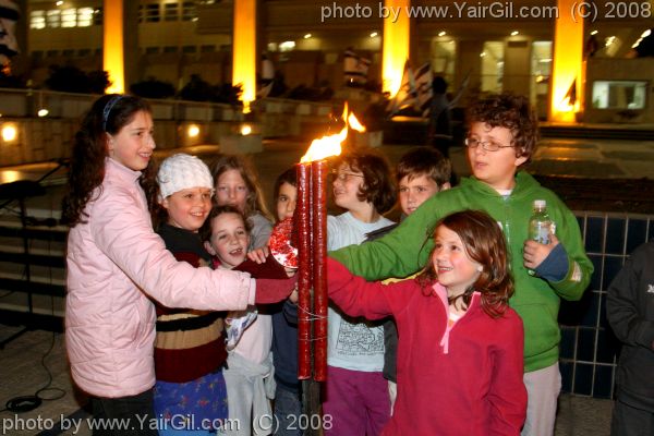 ילדי המשתתפים בטקס מדליקים משואת יום העצמאות ה 60 למדינת היהודים, 2008 מול משרד ראש הממשלה בירושלים